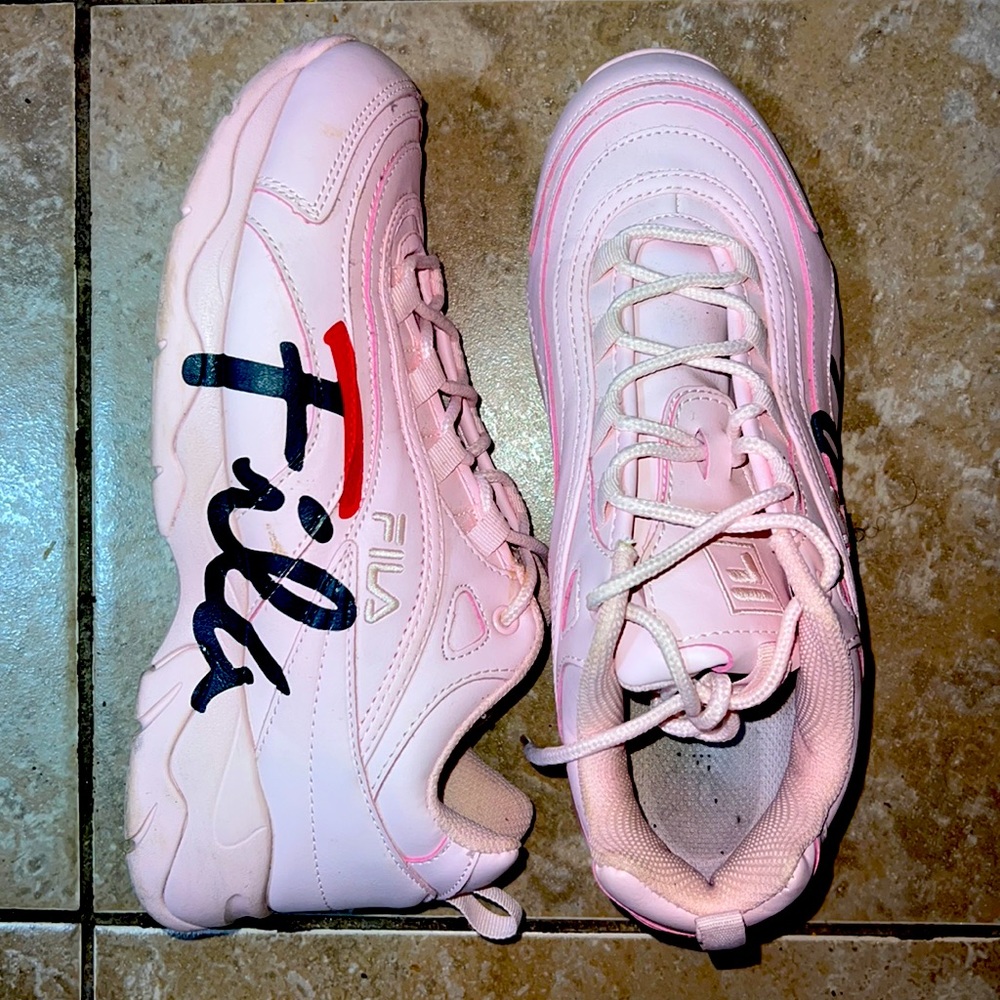 these are Fila shoes there i size 10 and pink there in good condition